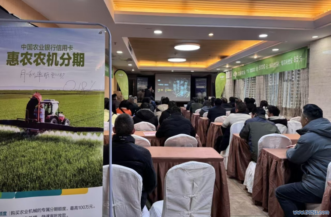 ▲本年春耕手艺,农行客户司理在农机经销商内购会上进行家具宣讲。
