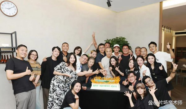 生万物庆功宴，66岁满头白首的迟蓬，给顶流杨幂上了活泼一课！